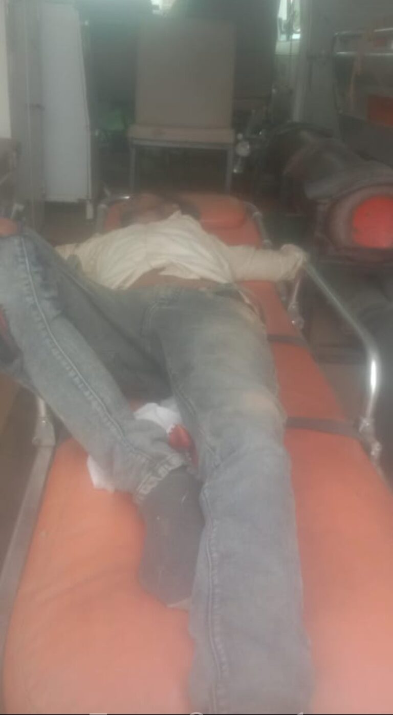 तेज रफ्तार बाइक अनियंत्रित होकर डिवाइडर से टकराई, तीन घायल।