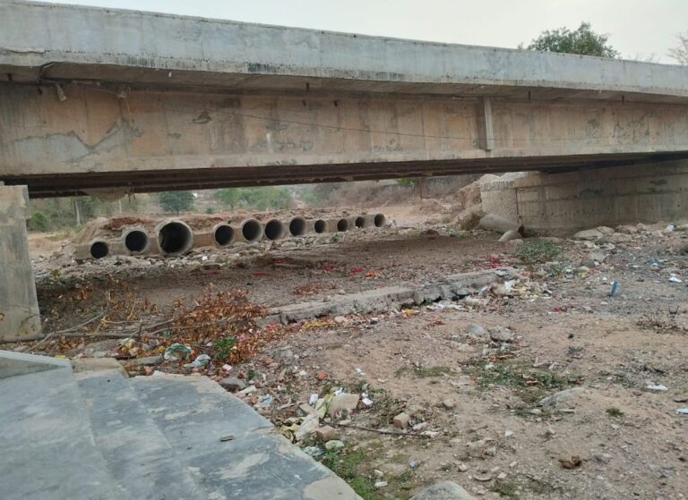 दुद्धी : लौआ नदी पुलिया के नीचे मलबे से पुल को खतरा।