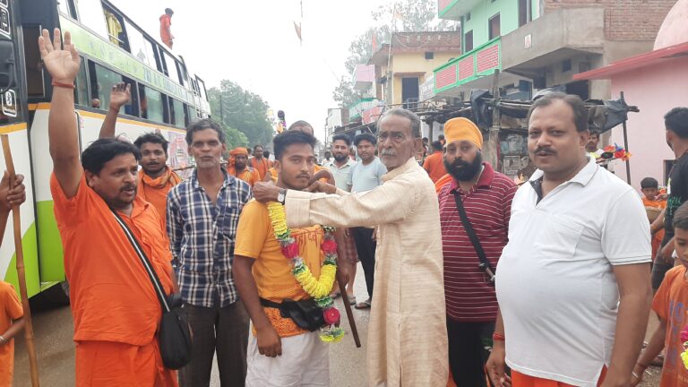 नौ दिनों बाद बाबा धाम से शकुशल अपने अपने घरों को लौटा 251 कांवरियों का जत्था