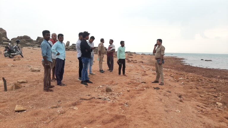 दोस्तो के साथ नहाते समय युवक पानी मे डूबा तलास जारी