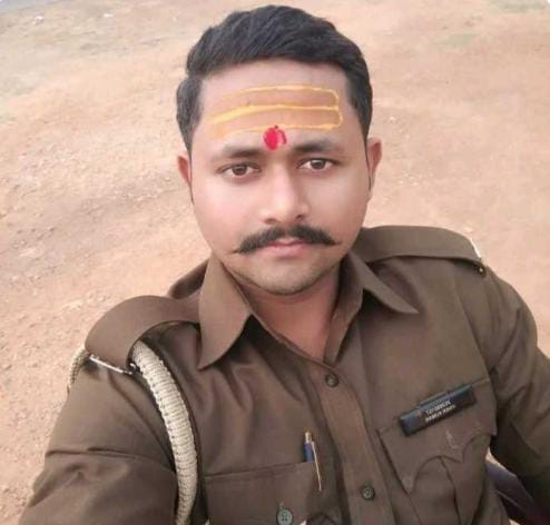 Breaking News : ट्रक की टक्कर से दो टुकड़ों में बंटा युवक, मौके पर हुई मौत