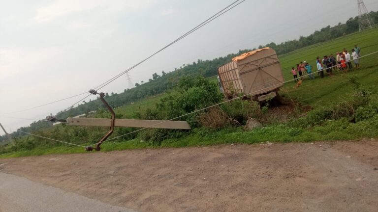 तेज रफ्तार की कहर सीमेंट लोड अनियंत्रित ट्रक विधुत खम्भा तोड़ते खेत में घुसी