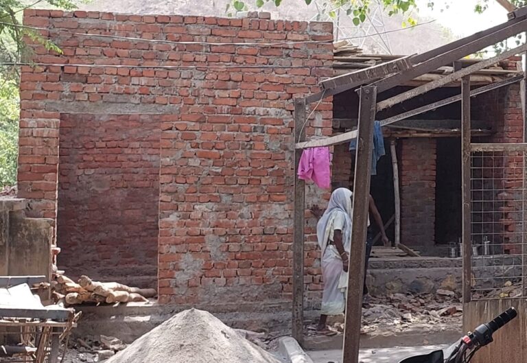 जिम्मेदारों ने माना शौचालय का कार्य मानक के विपरीत , फिर कार्यवाही क्यों नही