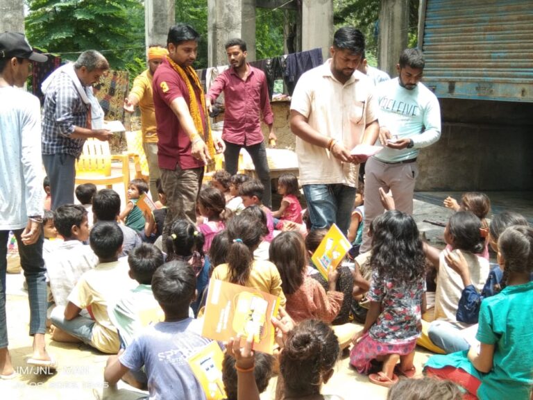 अभाविप के 75वें स्थानपा दिवस पर जरूरतमंद बच्चों में पाठ्य सामग्री का किया गया वितरण