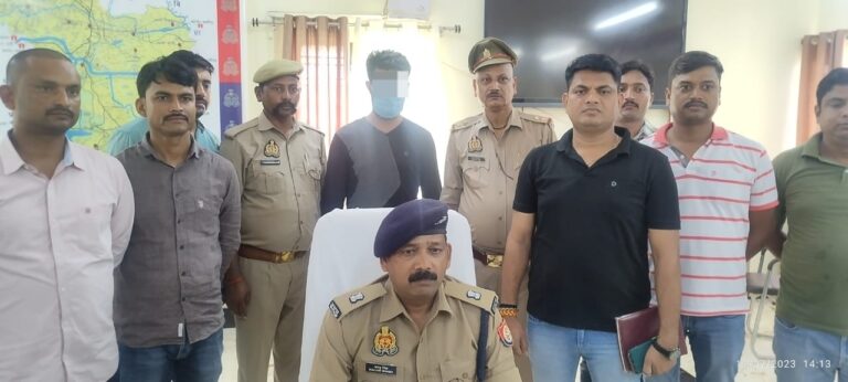 सोनभद्र पुलिस द्वारा अन्तर्राज्यीय शराब तस्कर को किया गया गिरफ्तार, 6120 लीटर अवैध अंग्रेजी शराब बरामद