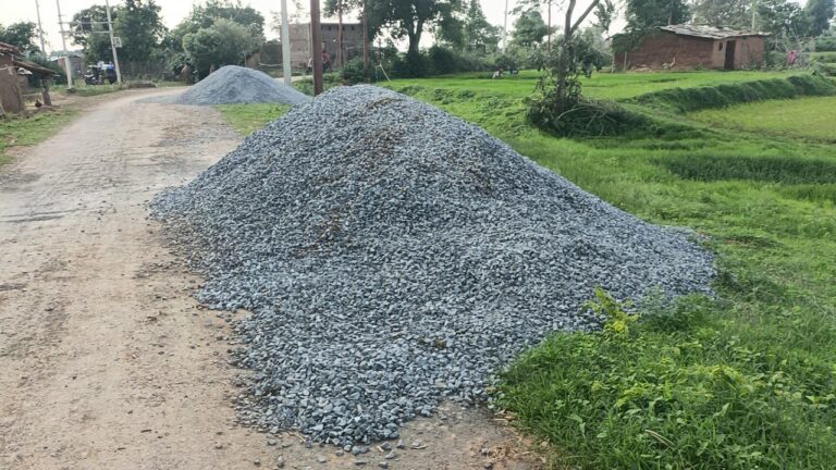 रात मे चिरुई के रास्ते चल रहा अबैध परिवहन का खेल पकड़े जाने के डर से रास्ते में गिट्टी गिरा कर भागे परिवहन माफिया