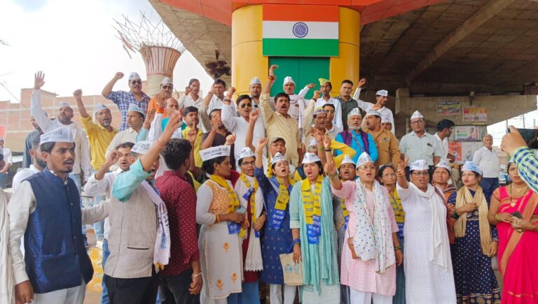 मणिपुर में महिलाओं के साथ बलात्कार एवं उत्पीड़न के विरोध में आम आदमी पार्टी का विरोध प्रदर्शन ।