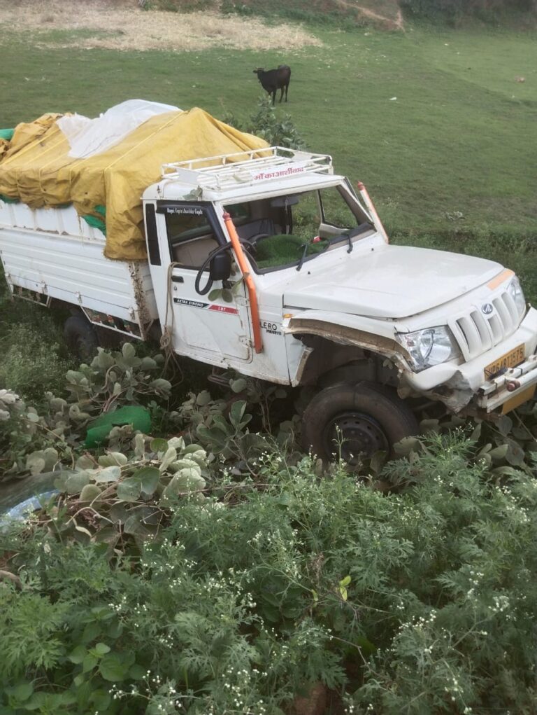 सोनभद्र : दिनदहाड़े जे सी बी से पिकअप वाहन पर बोला था धावा, किसी तरह जान बचाया था पिक अप चालक, नही हो रही सुनवाई।