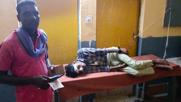 कोलिनडूबा गांव में तेज रफ्तार फोरव्हीलर वाहन के धक्के से पार्सल डिलीवरी बॉय हुआ घायल