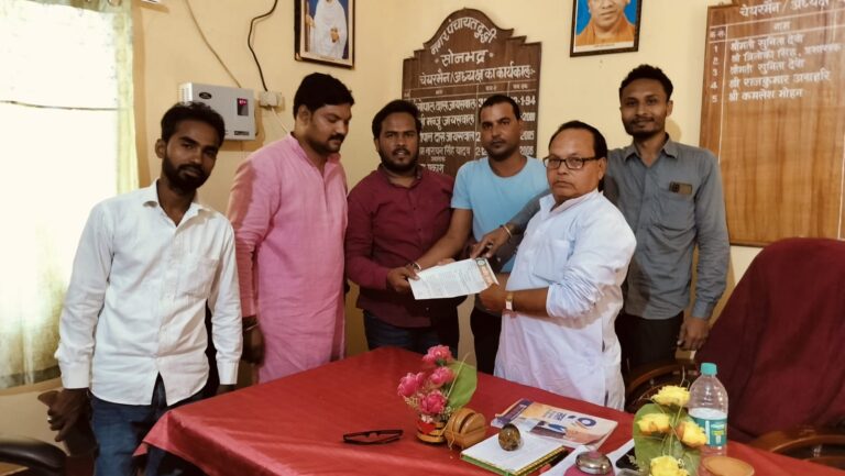 भाजपा मंडल महामंत्री मनीष जायसवाल ने दुद्धी नगर पंचायत चेयरमैन को ” ग्लो साइन बोर्ड लगाए जाने हेतु ज्ञापन सौंपा