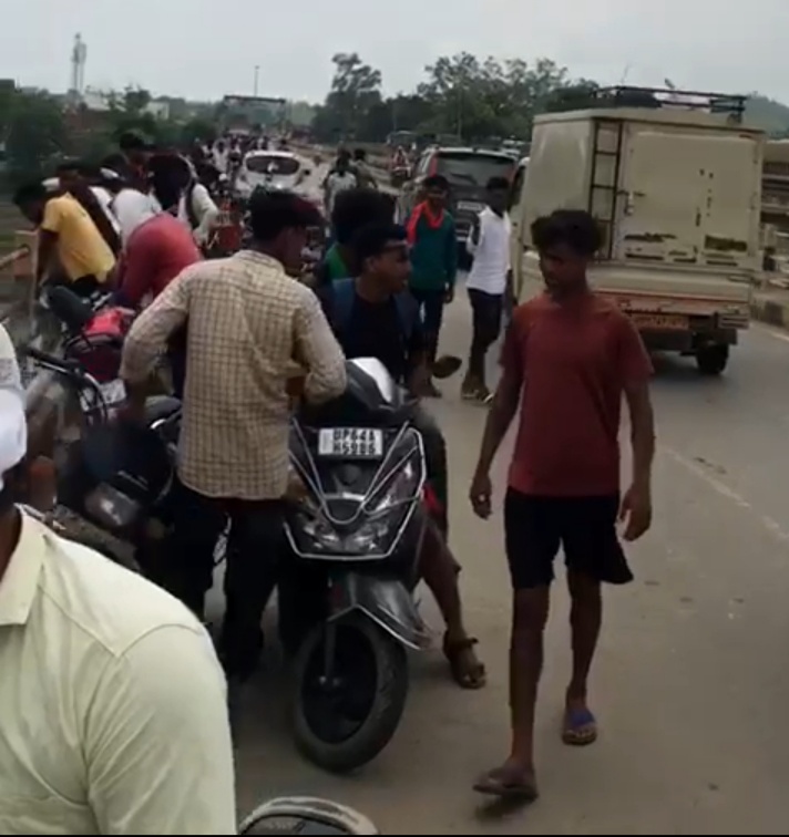 Breaking:-एक बार फिर शादी-शुदा युवक सोन नदी पूल से कूदा,देखे पूरी वारदात की वीडियो