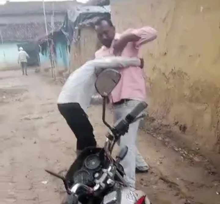 मानवता को शर्मसार करने वाला वीडियो वायरल,संविदा लाइन मैन ने चटवाई थूक।