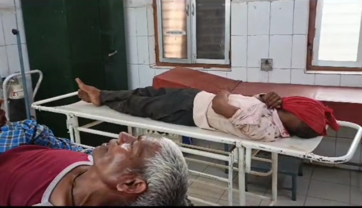 Breaking:-जमीनी विवाद में दबंगों दर्जनों लोग कट्टे,धारदार हथियार व लाठी डंडे से किया हमला,तीन घायल