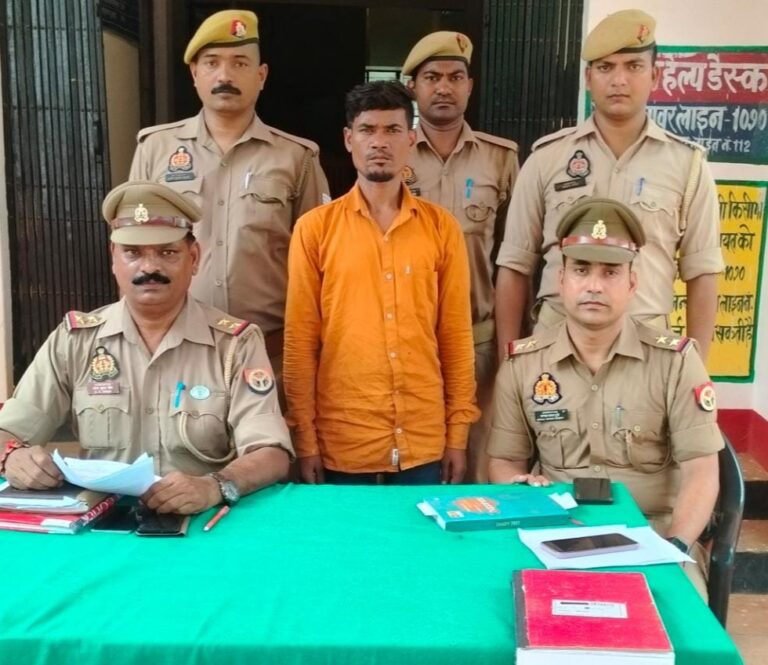 12500 रुपये का इनामिया घोषित अन्तर्राज्यीय गो तस्कर गिरफ्तार,पीकप वाहन के स्टेपनी व बम्फर बरामद