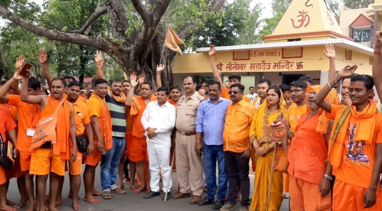 म्योरपुर से बाबा धाम जाने के लिये 251 कावरियों का जत्था हुआ रवाना