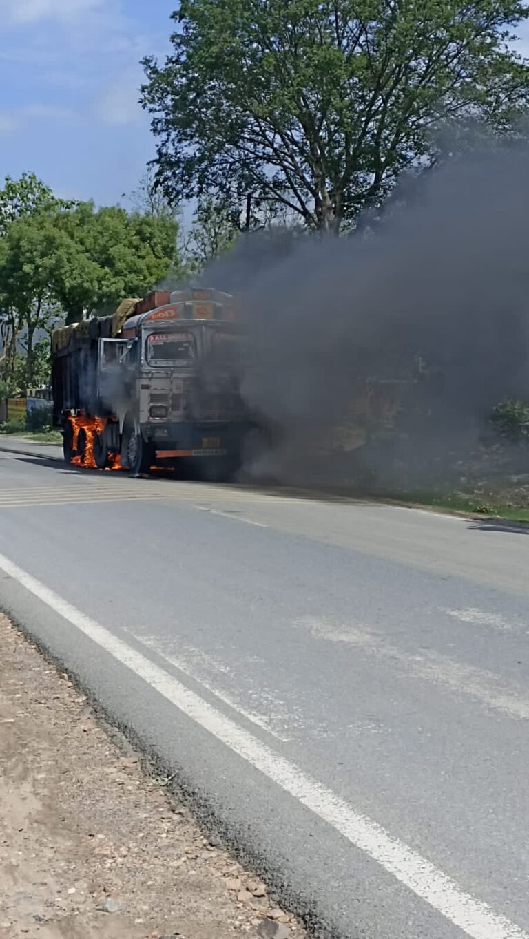 दुद्धी – पशु आहार लदा ट्रक के टायर में एनएच 75 रोड पर लगी आग से ट्रक हुआ खाक, मची अफरा-तफरी।