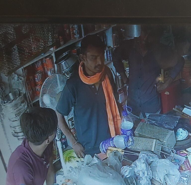 मल्देवा प्रधान प्रतिनिधि का मोबाइल चोरी कर बर्तन दुकान में बेचनें पहुंचा आरोपी, पुलिस ने पकड़ा।