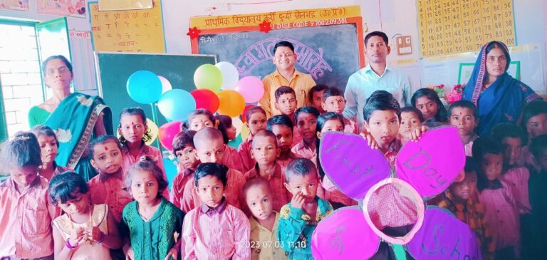 विद्यालय खुलने पर भारतीय परंपरा अनुसार बच्चों को रोलीं अक्षत लगाकर पुष्पगुच्छ भेंटकर स्वागत।