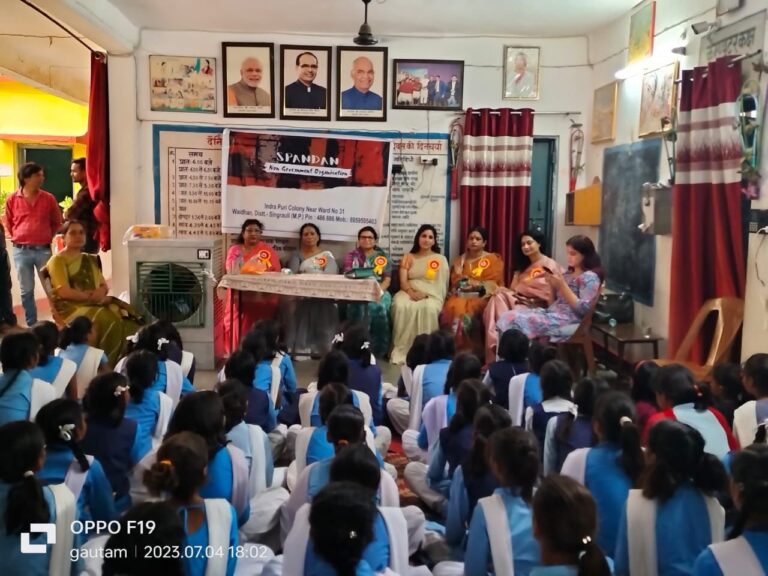 स्पंदन एनजीओ ने आदिवासी छात्राओं के बीच मनाई खुशियां।