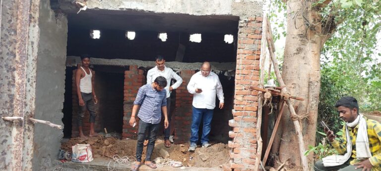 जेई ने माना शौचालय का कार्य मानक के विपरीत हुआ है , तोड़-फोड़ कार्य जारी, जाने सच्चाई।