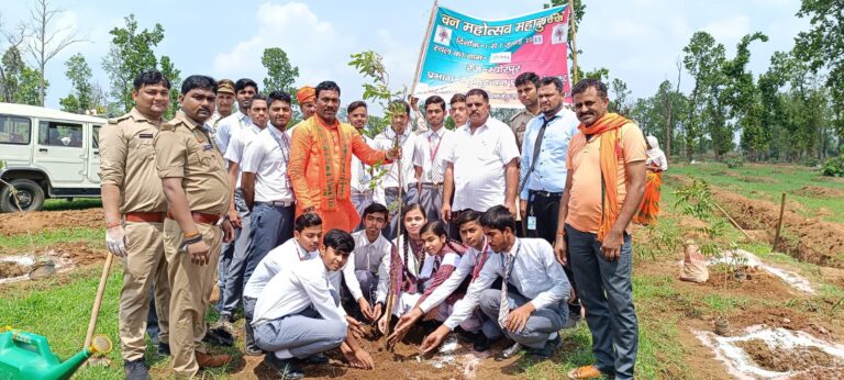 वनमहोत्सव के तहत विधायक ने वृक्षारोपण कर दिया पर्यावरण संरक्षण का संदेश।
