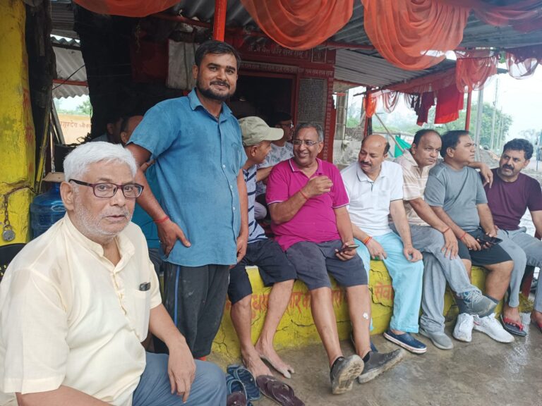 श्रद्धालुओं ने नव निर्मित हनुमान मंदिर में किया सामूहिक श्रम दान।