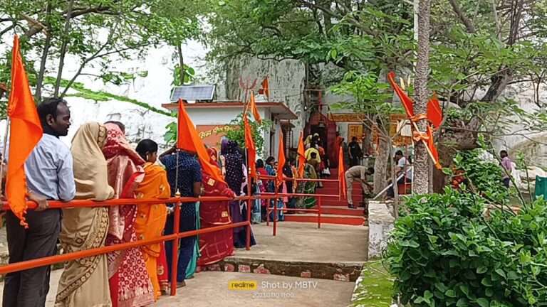 सावन के प्रथम सोमवार दिखी आस्था, शिवालयों में लगी श्रद्धालुओं की भीड़।