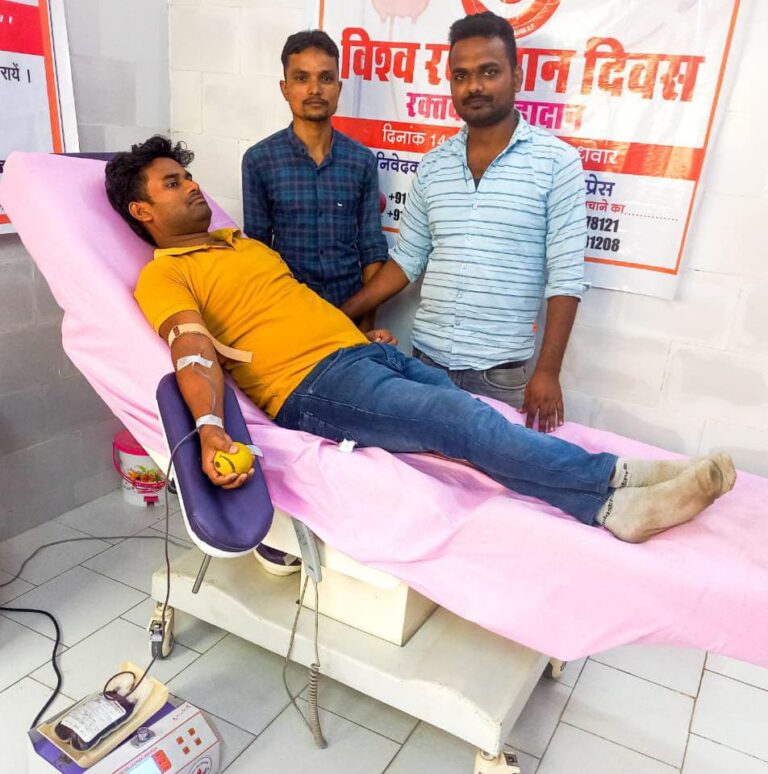 फरिस्ते – आदिवासी बाहुल्य क्षेत्र के गंभीर मरीजों को रक्त दे रहे रक्तवीर।