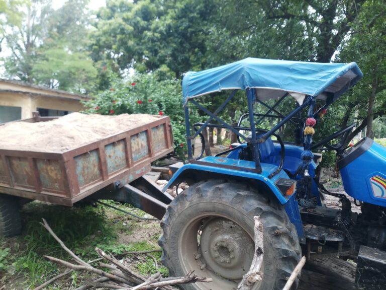 बालू का अवैध परिवहन पर एक ट्रैक्टर को वन विभाग नें पकड़ा, अन्य फरार।