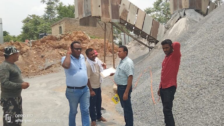 23 क्रेशर प्लांट पर हुई कार्यवाही, डंप गिट्टी को किया सीज।