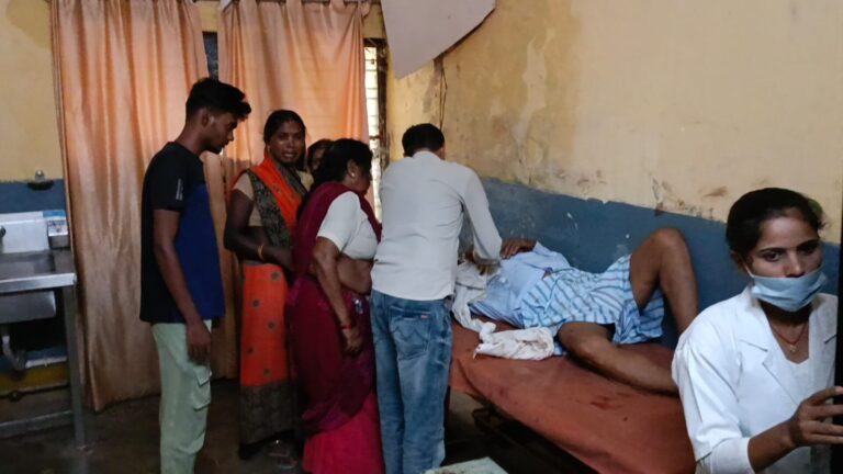 बीडर गांव में बाइक अनियंत्रित गिरने से तीन लोग हुए घायल।