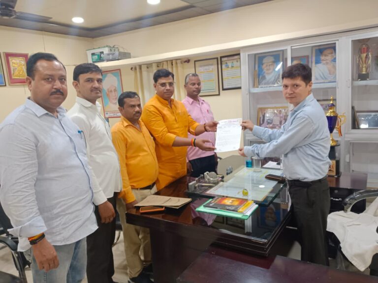 स्कूलों के समय परिवर्तन के लिए उत्तर प्रदेशीय प्राथमिक शिक्षक संघ ने बेसिक अधिकारी सोनभद्र को सौंपा ज्ञापन।