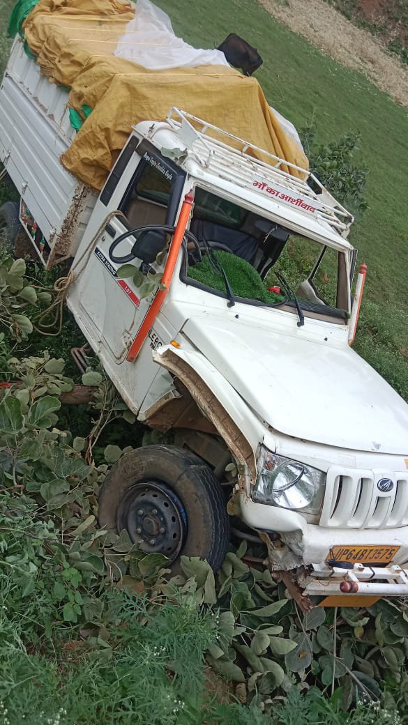 गुलाल झरिया चौराहे पर जे सी बी नें पिकप में मारी टक्कर, पिक अप खाई में गिरा।