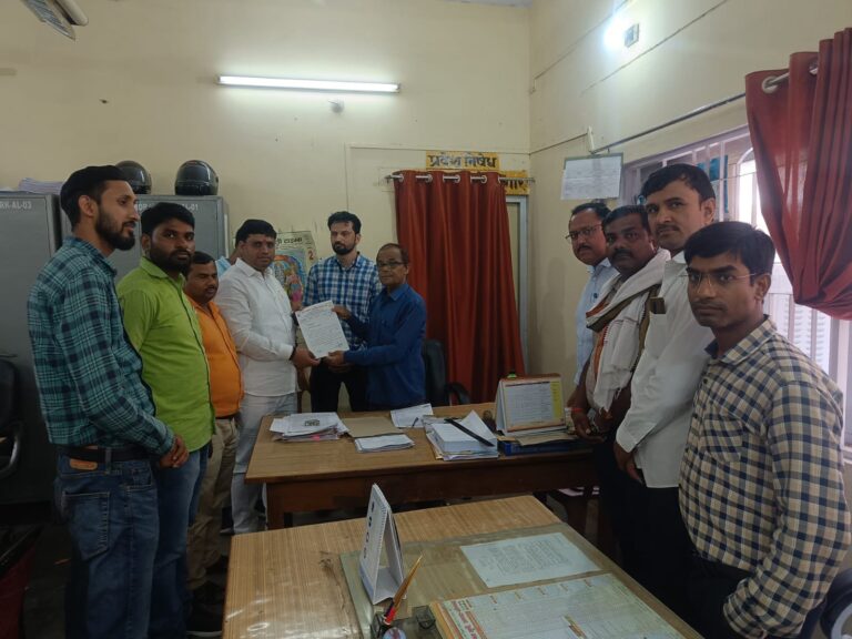 विद्यालय समय परिवर्तन हेतु जिलाधिकारी सोनभद्र को सौपा ज्ञापन, “उमस से बच्चे पड़ रहे है बीमार”- योगेश पांडेय जिला अध्यक्ष।