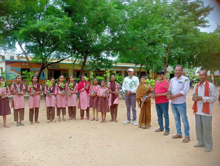 ग्राम प्रधान ने स्कूली विद्यार्थियों के साथ किया पौधरोपण।