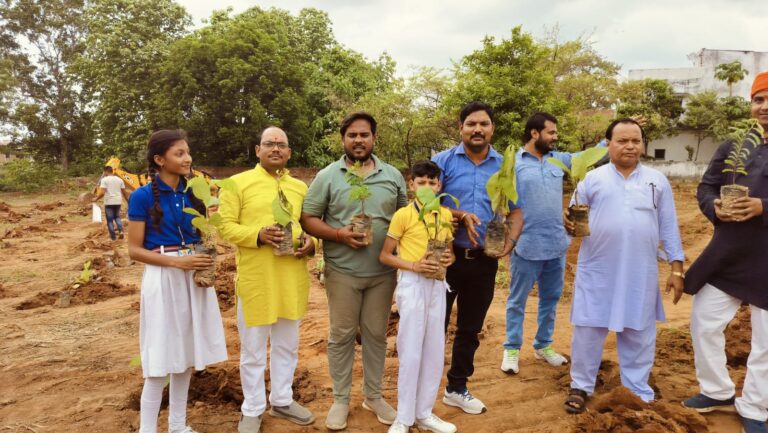 नंदन वन में विभिन्न प्रकार के पौधों का नगर पंचायत अध्यक्ष द्वारा वृहद किया गया वृक्षारोपण।