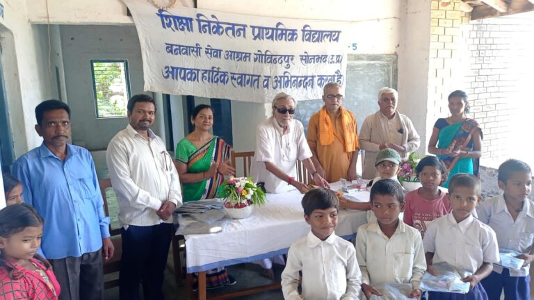 सराहनीय कार्य – छात्रों,छात्राओं को वितरित किया शर्ट और कॉपी पेंसिल।