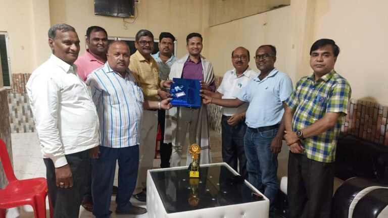 पंडित दीनदयाल विचार मंच सहित विभिन्न संगठनों ने अंगवस्त्रम देकर फिजियोथैरेपिस्ट राजकुमार राजावत को दी आत्मीयतापूर्ण विदाई।