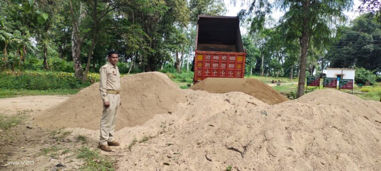 रेंजर ने कार्यवाही कर अबैध खनन कर डंप बालु को उठवाया।