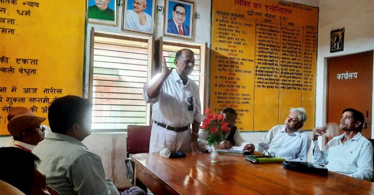 अधिवक्ताओं ने राजस्व न्यायालय में तैनात पेशकारों के कार्यशैली पर उठाए सवाल ,तत्काल तबादले की मांग।