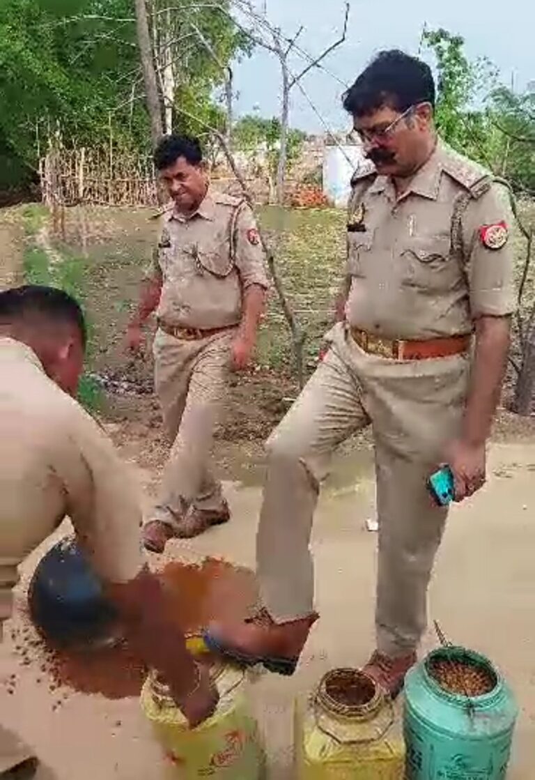पुलिस ने कच्ची शराब बनाने को रखी एक कुंतल लहन नष्ट किया।