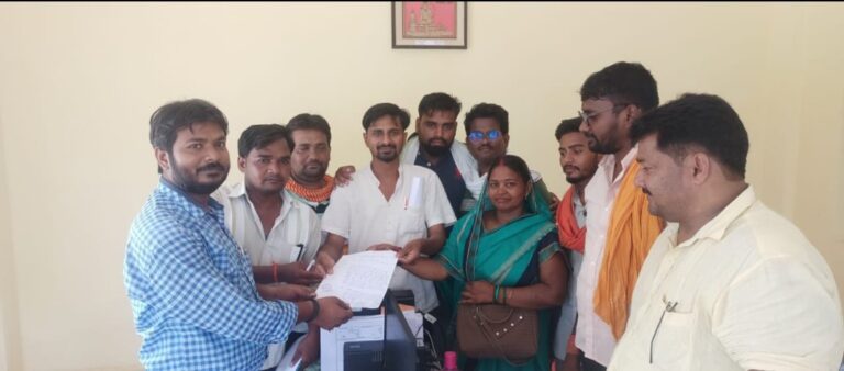 नगर के समस्त वार्डों में स्ट्रीट लाइट लगवाने हेतु समस्त सभासदों ने नगर पंचायत कार्यालय पर सामूहिक रूप से सौंपा ज्ञापन।