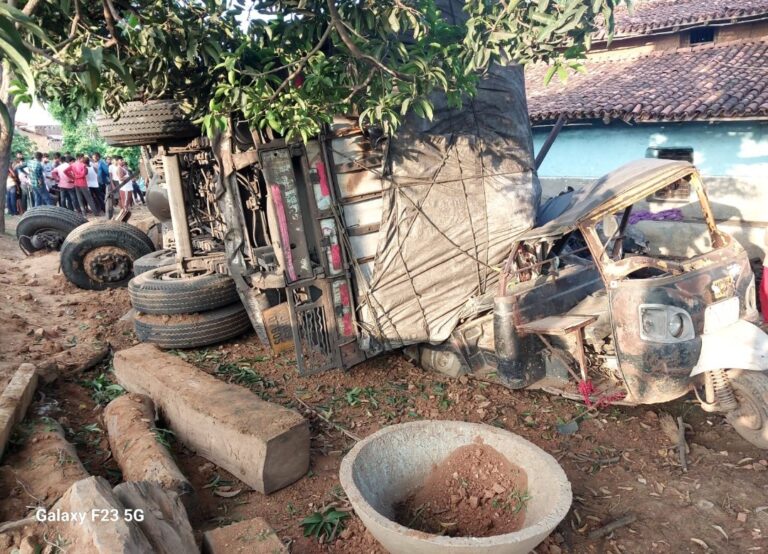 कोयला लदा ट्रक अनियंत्रित होकर पलटा, एक टेम्पो दो बाइक दबी।