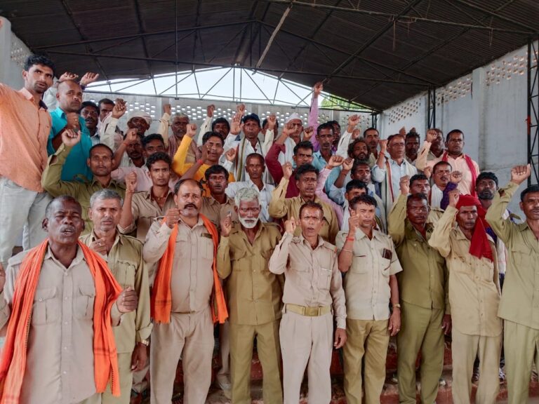 वन विभाग सुरक्षा श्रमिक वाचक ने मांगों को लेकर किया प्रदर्शन
