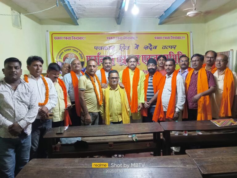 नवनिर्वाचित जिलाध्यक्ष सुशील तिवारी को मनोनय पत्र, अंगवस्त्र और माला पहनाकर अधिवक्ता विवेक पाण्डेय द्वारा एवम अन्य पत्रकारों द्वारा किया गया सम्मानित