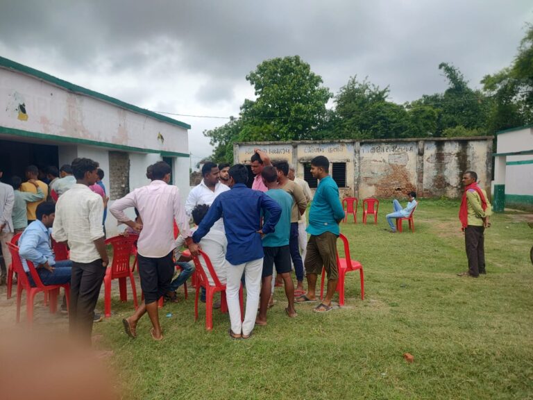 सहिजन कलां द्वितीय विद्यालय का जर्जर भवन की 60 हजार में निलामी