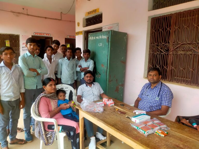 प्रदूषित पानी पीने से विश्व हिंदू परिषद द्वारा संचालित गिरीवासी वनवासी सेवा प्रकल्प के विद्यालय के 32 बच्चे बीमार