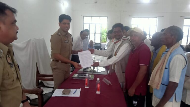 दुद्धी : विभिन्न मांगों को लेकर तहसील दिवस में कनहर विस्थापितों ने दिया प्रार्थना पत्र।