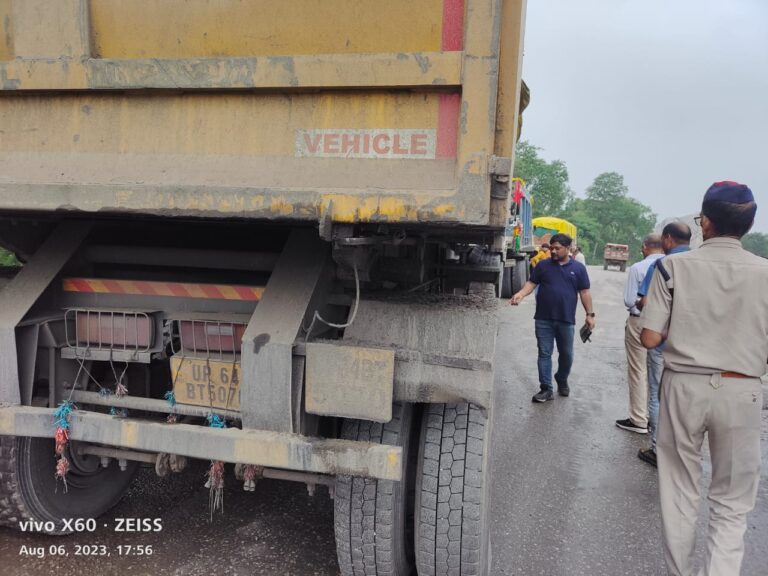 आरटीओ मिर्जापुर के नेतृत्व में एआरटीओ व आरआई ने वाहनों पर की बड़ी कार्रवाई,आठ वाहन सीज, तीन का चालान