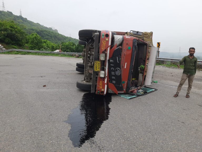 मारकुंडी घाटी में अनियंत्रित होकर ट्रक पलटी, खलासी व चालक सुरक्षित